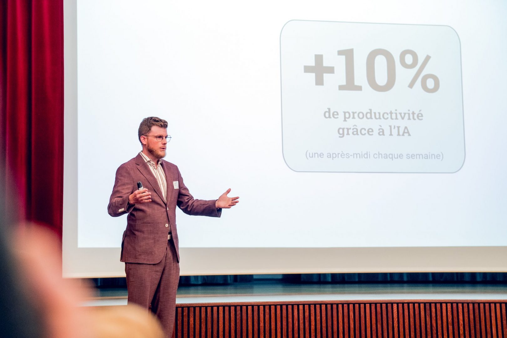 soiree_des_entreprises_2024_c_david_wagnieres_bd_16 Julien Schiess in einer KI-Konferenz
